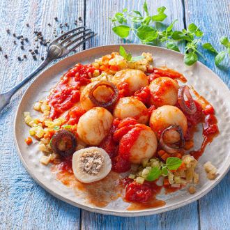 Pyzy z mięsem z warzywami korzeniowymi w sosie pomidorowym i serem Parmigiano Reggiano