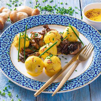 Pyzy z borowikami, szafranem, piwem i szczypiorkiem
