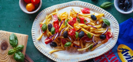Skinny Fries върху чеснов сос в средиземноморски стил