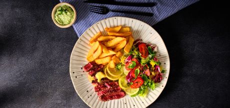 Стек с масло, маринован лимон, зелена салата и картофки с майонеза и зуг