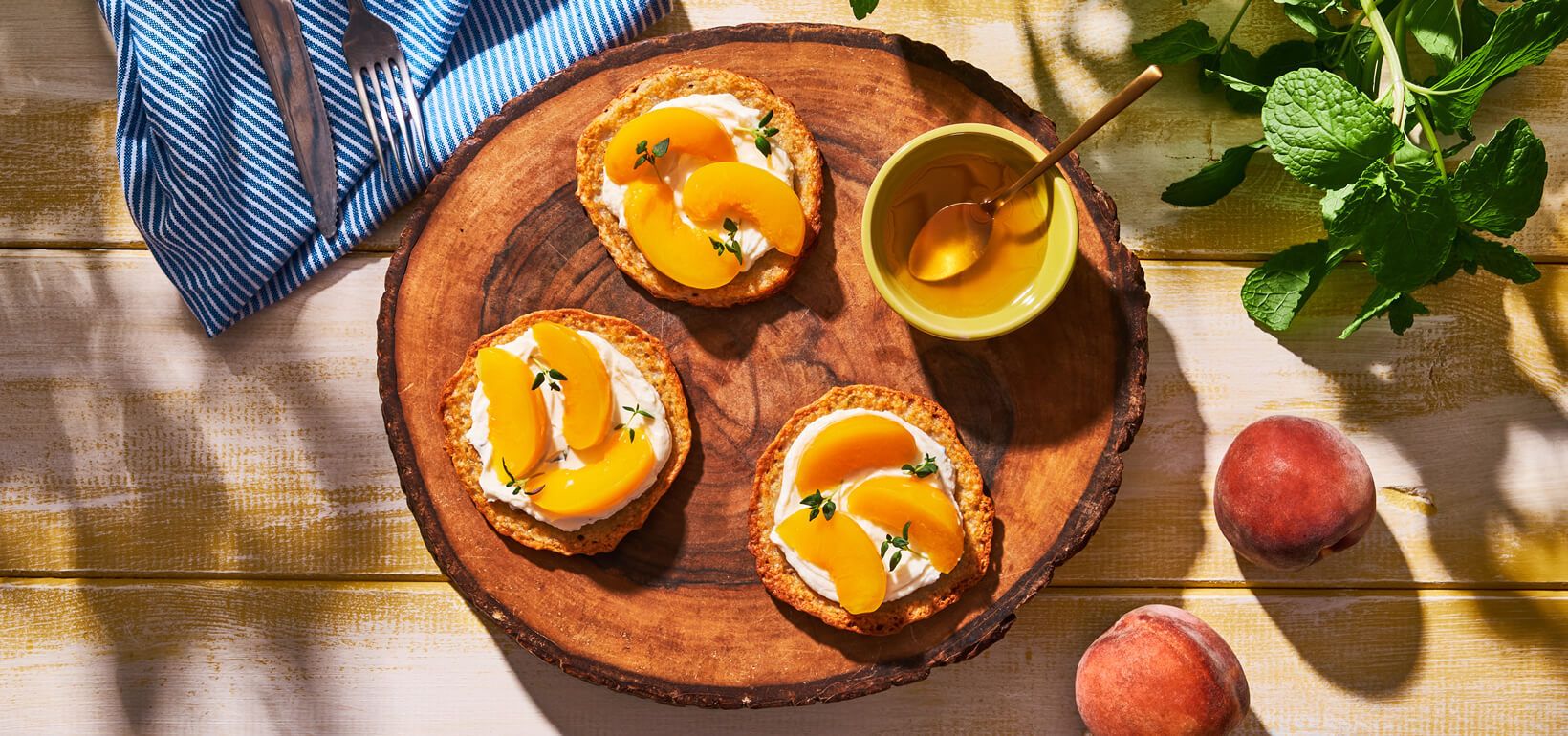 AVIKO Potato Pancakes с крем сирене, мед, мащерка и праскови