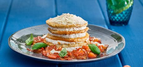 AVIKO Potato pancakes – кейк с мус от извара и доматено-чеснова салца