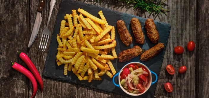 AVIKO Zig Zag, гриловани кебапчета и пролетна салата – рецепта за перфектна вечеря