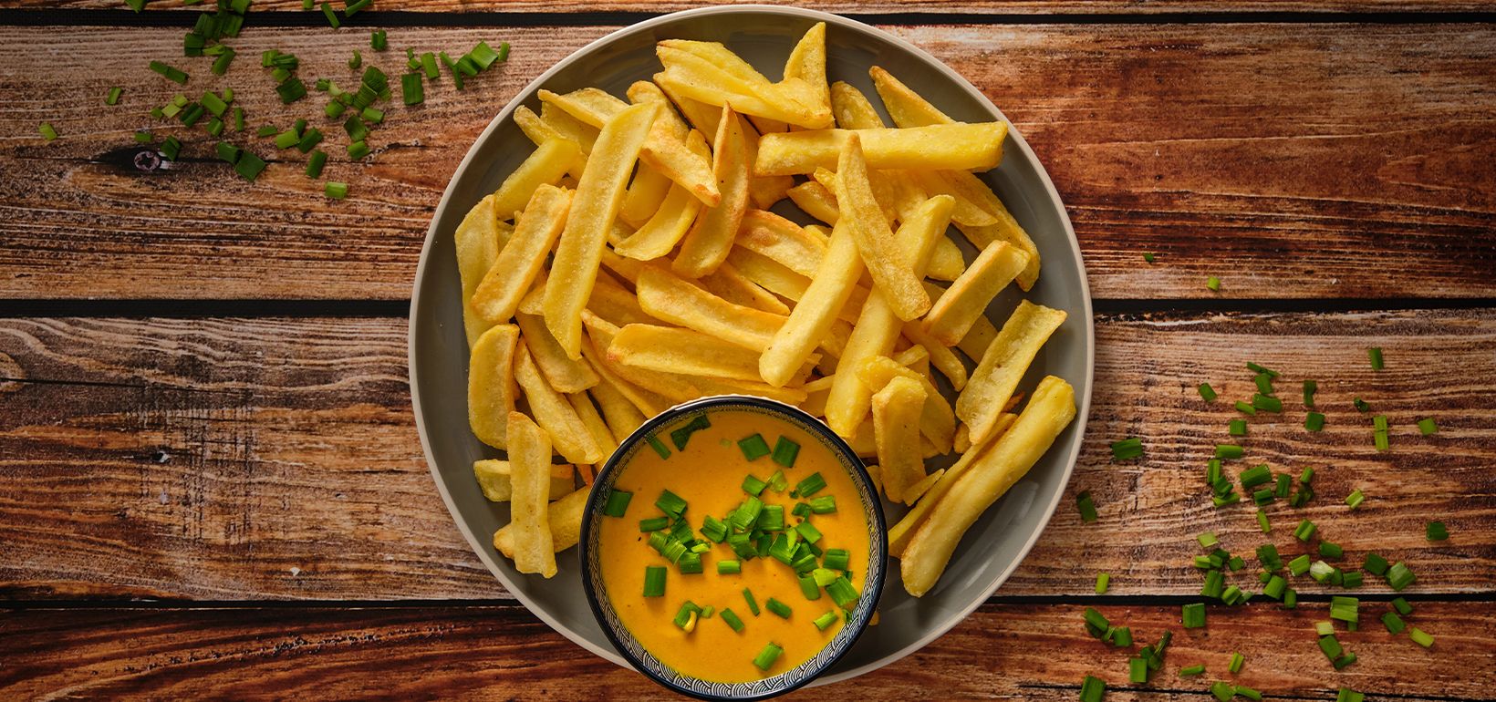 AVIKO Grip'n dip fries със сос от веган „сирене“ на основа картофи