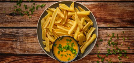 AVIKO Grip'n dip fries със сос от веган „сирене“ на основа картофи