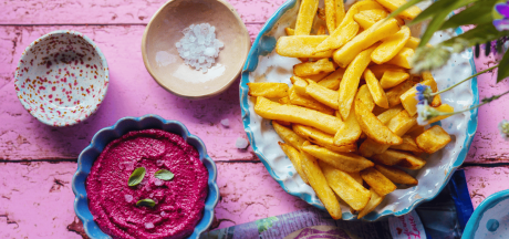 Домашни Mama's Fries с розов дип от червено цвекло
