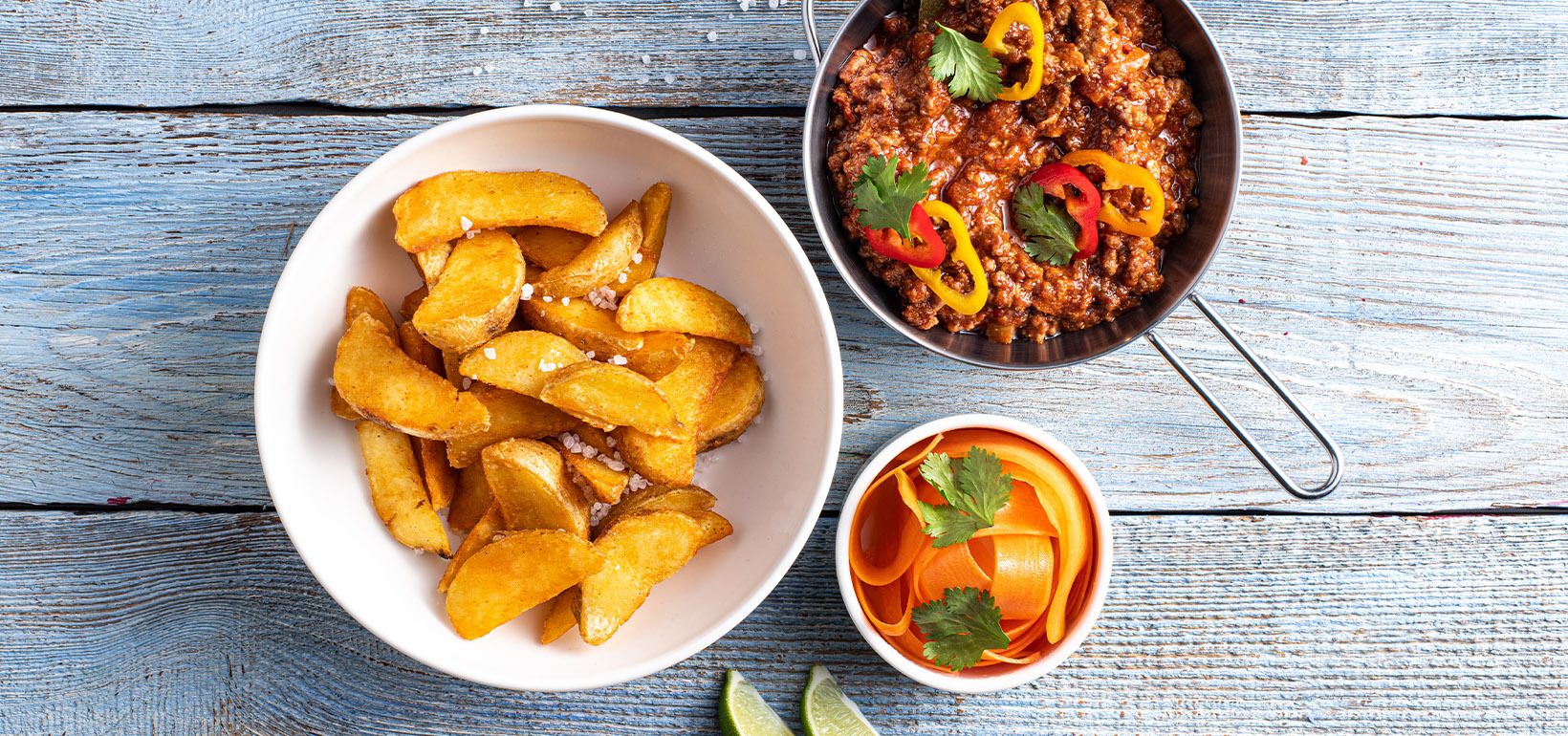 Chili con carne със салата от моркови, лайм и кориандър, сервирано с пикантни AVIKO Pati Parts Tex Mex