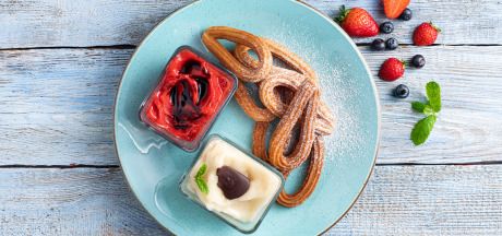 AVIKO Churros със сорбе от ягоди и глазура от балсамов оцет, и със сорбе от круши и шоколадова глазура