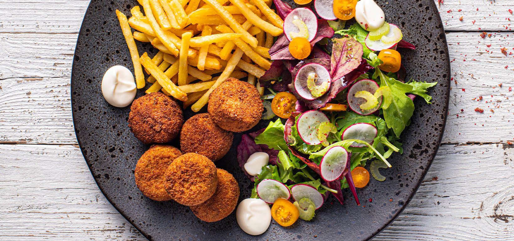 Кюфтенца от риба тон с домашна салата и AVIKO Super Crunch Julienne картофки