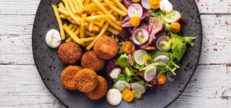 Кюфтенца от риба тон с домашна салата и AVIKO Super Crunch Julienne картофки