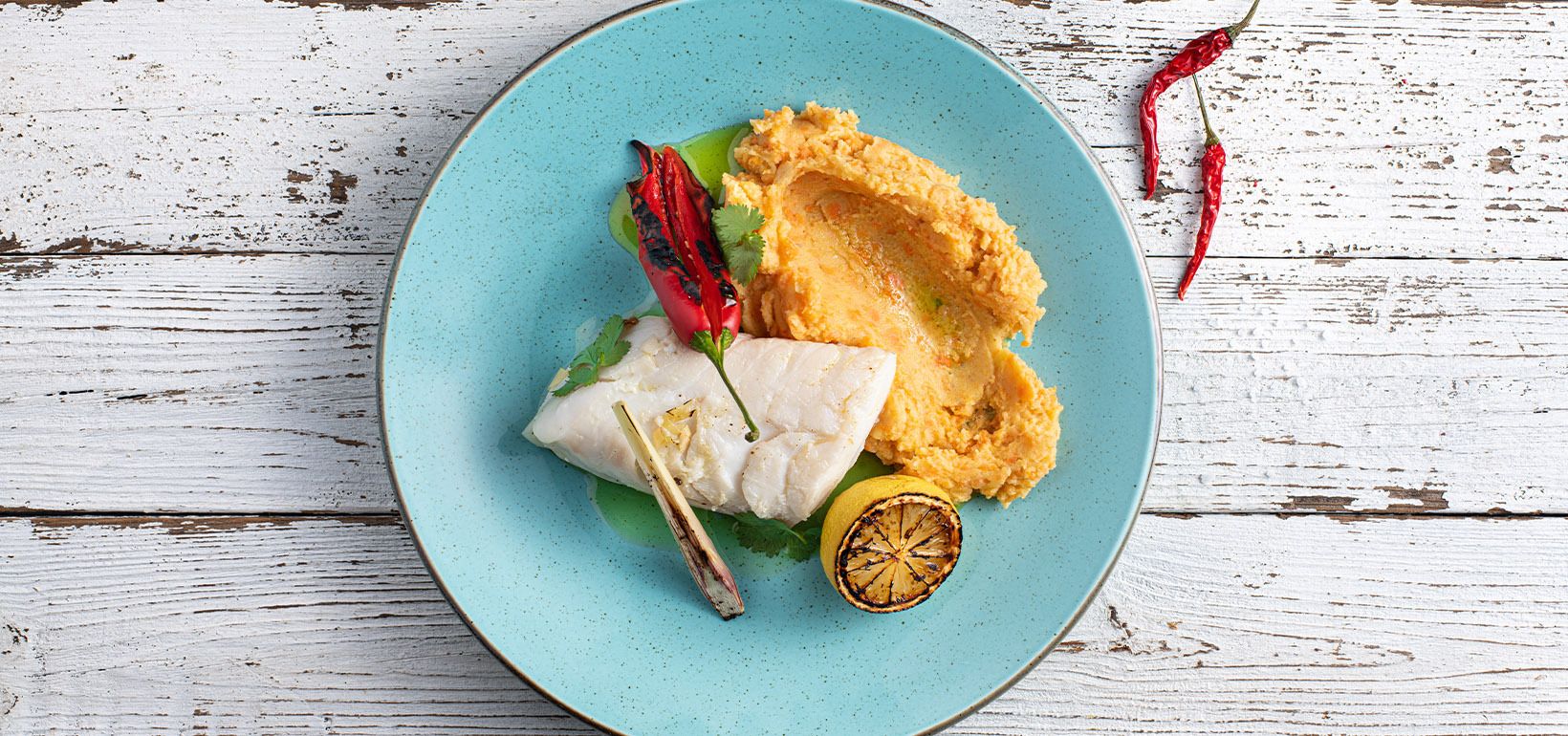 Треска, задушена във вино, чили, кориандър и лимонена трева с AVIKO Purée with carrot