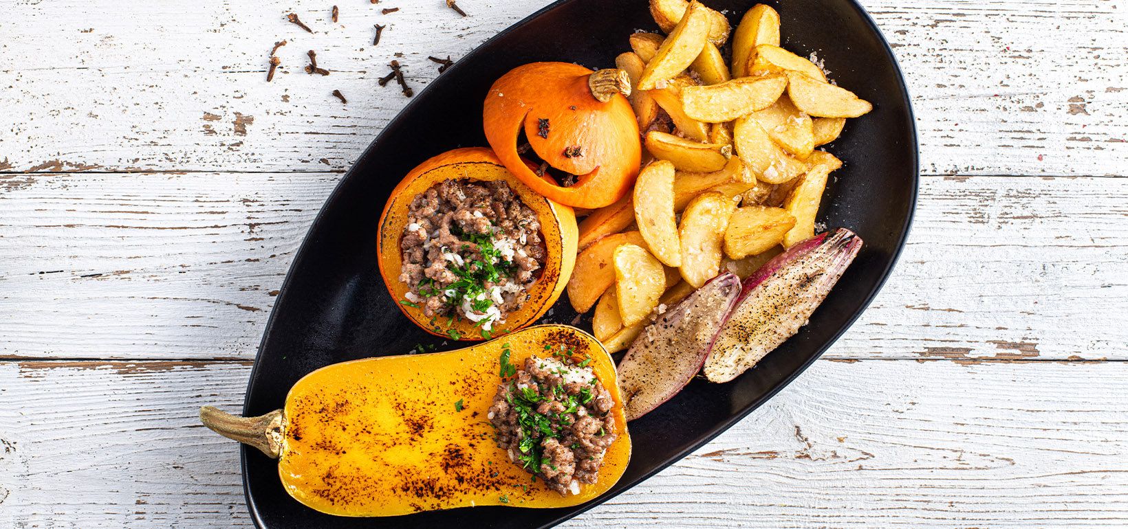 Пълнени тиквички с ориз и месо, тиквички и печен лук, сервирани с AVIKO Pati Parts