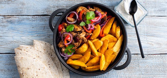 Фахитас с пилешко, чушки, червен лук, кисело мляко и боб, поднесени с AVIKO Pati Parts Tex Mex