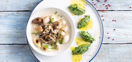 Пилешки гулаш с гъби и див лук, поднесен с AVIKO Purée със свеж спанак