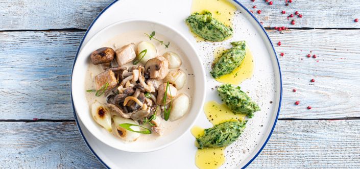 Пилешки гулаш с гъби и див лук, поднесен с AVIKO Purée със свеж спанак