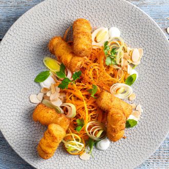 Krokiety ziemniaczane podane z sałatką z pora, marchewki, natką pietruszki, prażonymi migdałami, jogurtem i świeżą miętą