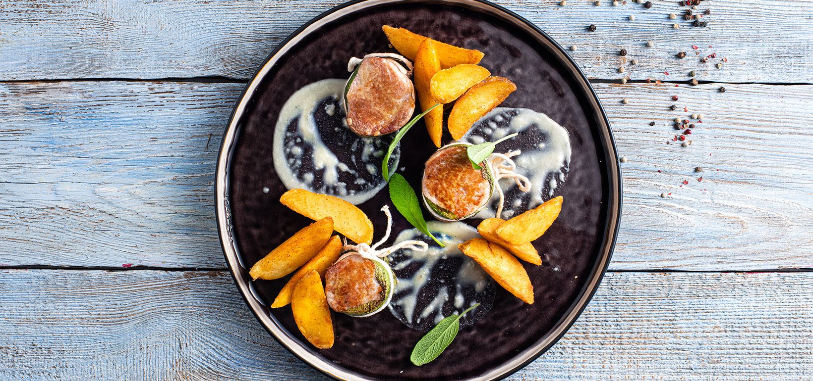 Медальони от свинско филе със сос от сирене, сервирани с AVIKO Pati Parts Tex Mex