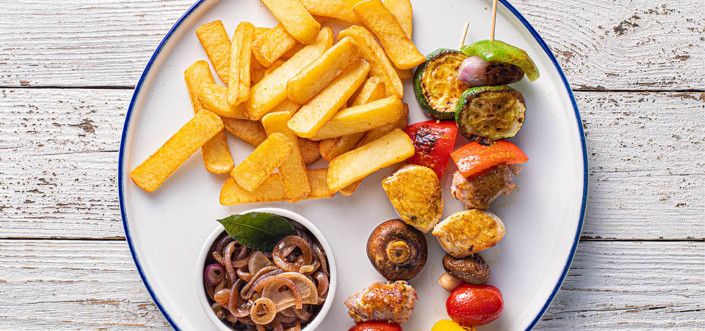 Шишчета с пилешко месо, салсича, зеленчуци и карамелизиран лук с AVIKO Steak Fries