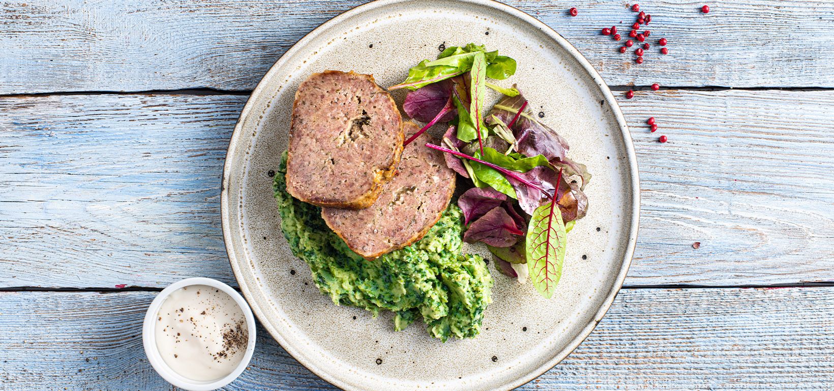 Месно руло със салата и айоли сос, сервирано с AVIKO Purée with spinach