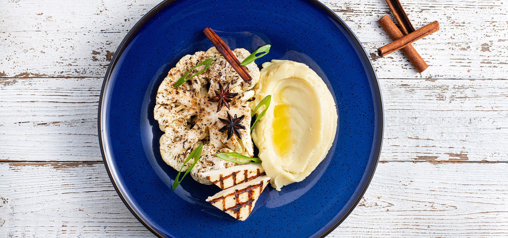 Печен карфиол с канела, гриловано халуми и AVIKO Purée с мляко и масло