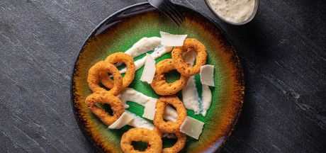AVIKO Onion Rings, сервирани със сос от четири вида сирена