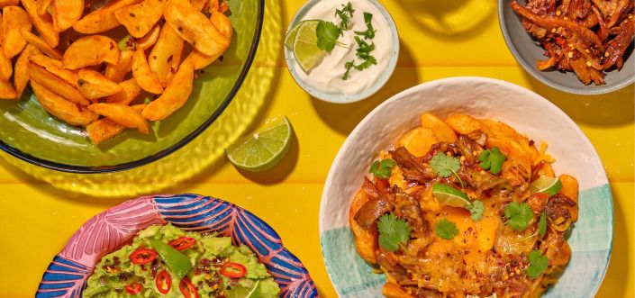 AVIKO Pati Parts с накъсани гъби, запечени със сирене, сервирани с авокадо и заквасена сметана