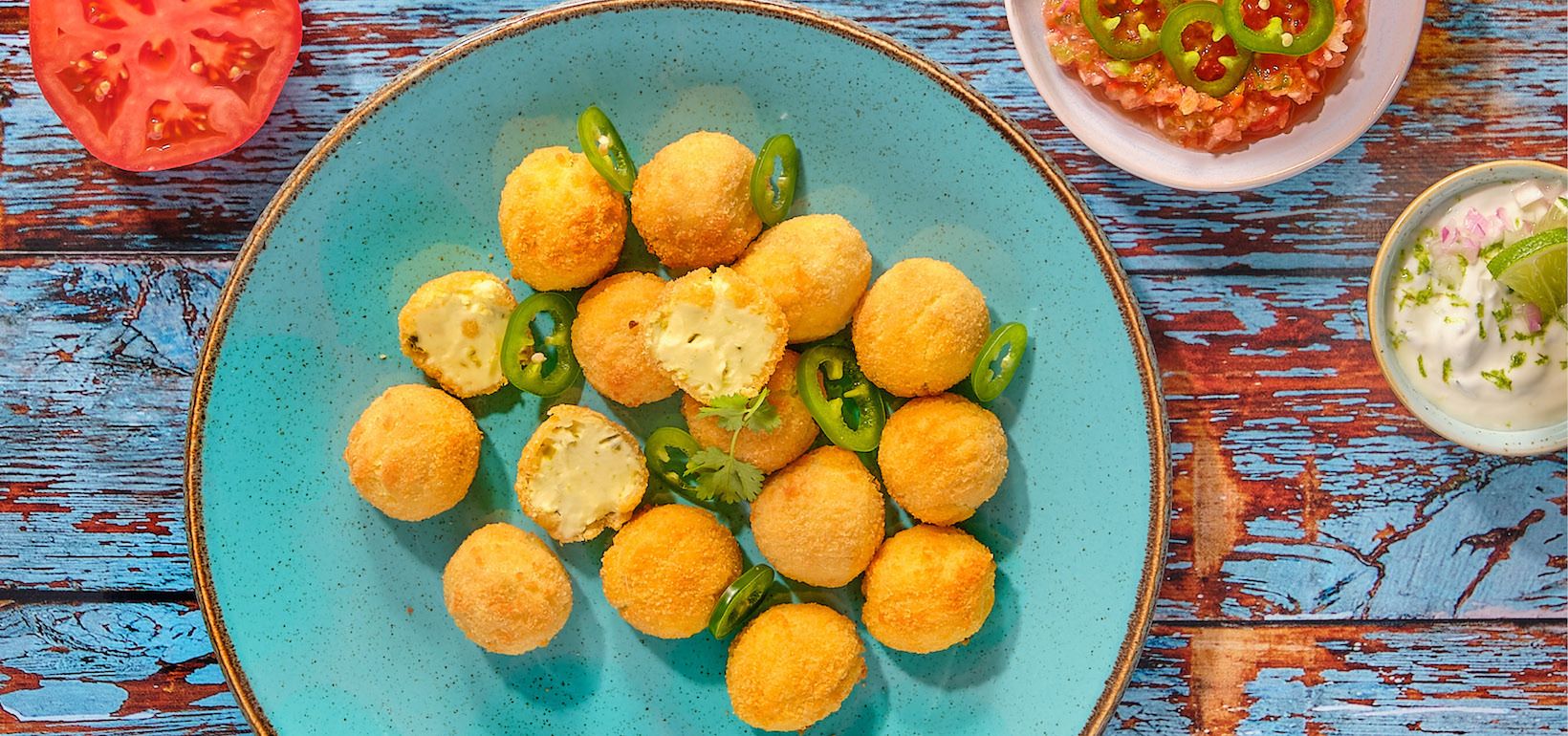 AVIKO Jalapeño Balls със салса от домати и сос от кисело мляко с лайм
