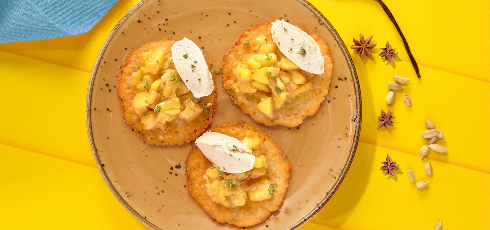 AVIKO Potato pancakes с маскарпоне и бързо сладко от ябълки и круши с кардамон, анасон и карамфил