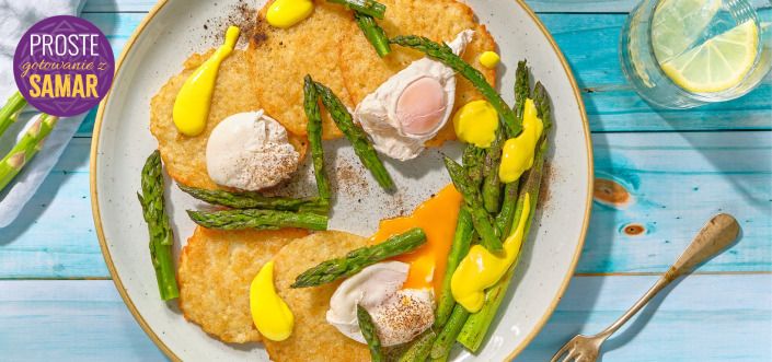 Placki ziemniaczane z jajkiem w koszulce, szparagami i sosem holenderskim