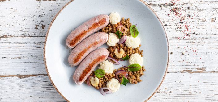 Леща със салсича, целина и домати с AVIKO Purée с мляко и масло