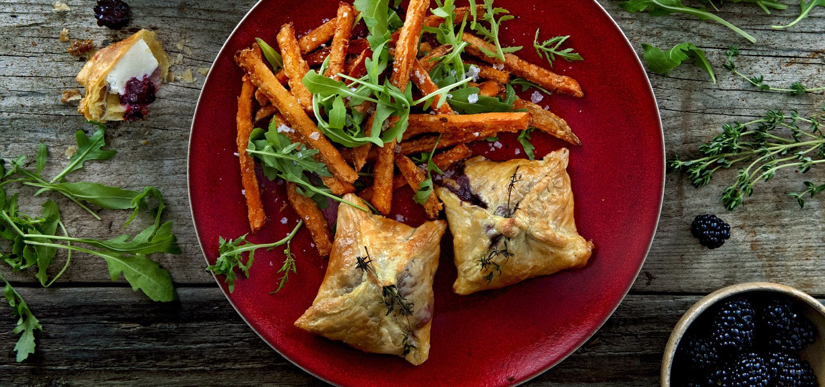 Френски банички-плик с къпини и мащерка, поднесени с AVIKO Sweet potato fries