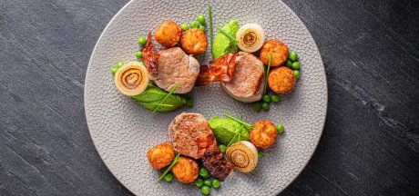 AVIKO Mini Rösti с медальони от свинско филе, хрупкав бекон и паста от пресен грах