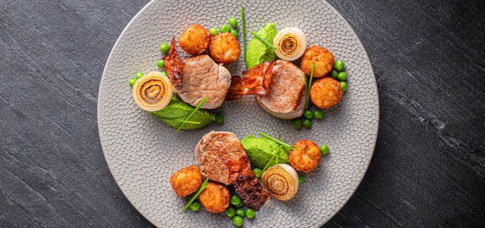 AVIKO Mini Rösti с медальони от свинско филе, хрупкав бекон и паста от пресен грах