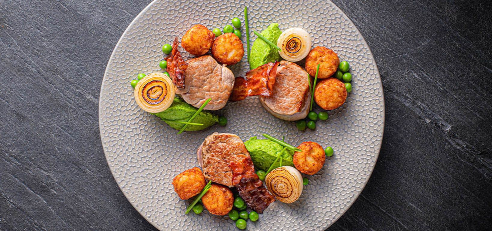 AVIKO Mini Rösti с медальони от свинско филе, хрупкав бекон и паста от пресен грах