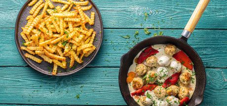 Бели кюфтета, задушени със сос от сирене, чушки и чесън, сервирани с AVIKO Super Crunch Zig Zag