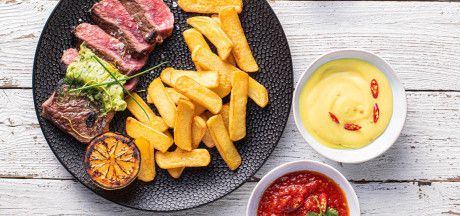 Грилован антрекот, сервиран с AVIKO Steak Fries и домашни сосове
