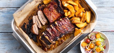 Ребра, мариновани в салца BBQ сос, със салата, кориандър и заквасена сметана, сервирани с пикантни AVIKO Pati Parts Tex Mex