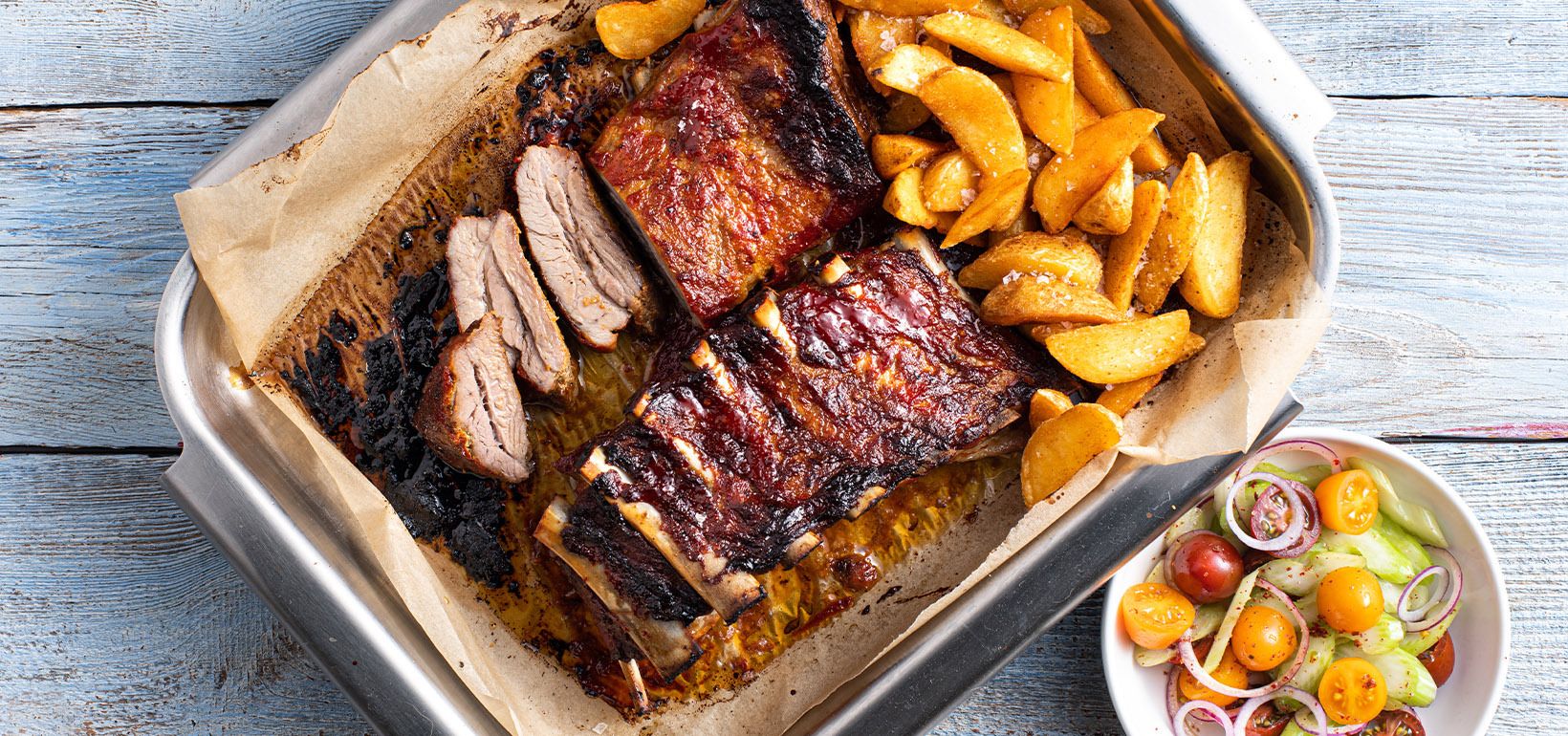 Ребра, мариновани в салца BBQ сос, със салата, кориандър и заквасена сметана, сервирани с пикантни AVIKO Pati Parts Tex Mex